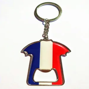 Vista dettagliata del portachiavi apribottiglie metallico a maglia con bandiera francese.