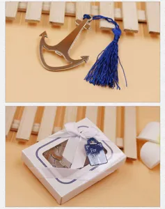 Dettaglio apribottiglie ancora in metallo con nappina blu e confezione regalo per matrimoni.