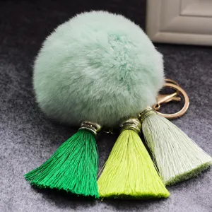 Portachiavi con ponpon in peluche verde e nappe sfumate per borse da donna.