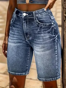 Dettaglio pantaloncini di jeans donna vita alta, lavaggio blu vintage, design slim elastico.