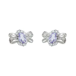 Boucles d'oreilles nœud zircon violet argenté, détails de clous scintillants élégants.