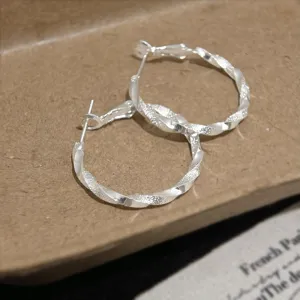 Orecchini a cerchio intrecciati argentati da donna, orecchini geometrici minimalisti chic.