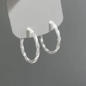 Orecchini a cerchio intrecciati argentati stile minimalista chic elegante geometrico