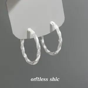 Eleganti orecchini a cerchio in argento intrecciato con finitura opaca e lucida per stile.