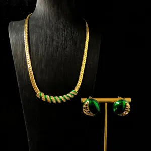 Gedetailleerd overzicht van de retro groene geëmailleerde ketting- en oorbellen set.