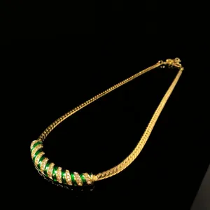 Vintage groene emaille strass gouden halsketting elegante statement sieraden detail