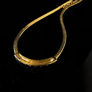 Retro vergulde platte ketting halsketting met gebogen middendeel, elegante mooie sieraden.