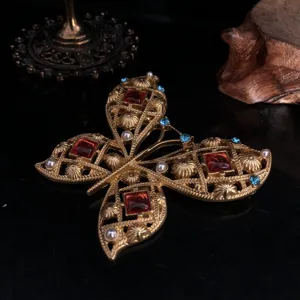 Vintage gouden vlinderbroche met rode edelstenen parels strass voor elegante vrouwen.