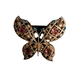 Vintage gouden vlinder broche chic met rode vierkante stenen parels en blauwe strass