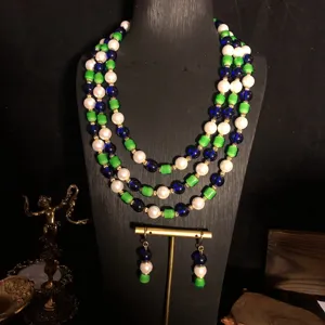 Mehrlagige Perlenkette und Ohrring Set mit weißen, blauen und grünen Perlen für Damen.