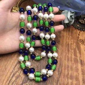 Mehrlagige Perlenkette mit weißen Perlen blauen und grünen Glasperlen eleganter Schmuck