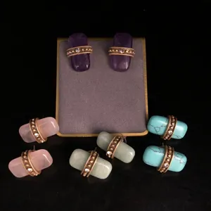 Boucles d'oreilles clous vintage avec diverses pierres précieuses, style de luxe élégant.