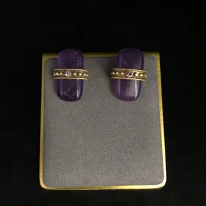 Boucles d'oreilles pierre violette vintage avec bandes en métal doré et beaux cristaux.