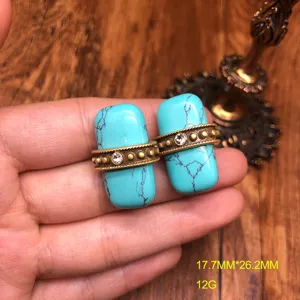 Boucles d'oreilles vintage en turquoise avec bande en métal clouté, vue détaillée.