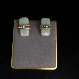 Vue détail boucles d'oreilles pierre verte vintage, élégant anneau doré avec strass.
