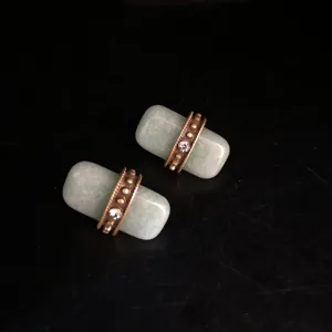 Boucles d'oreilles rectangulaires en jade vert vintage avec bande métal et strass.