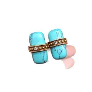 Boucles d'oreilles pierre turquoise vintage avec métal doré et détail cristal, bijou rétro élégant.