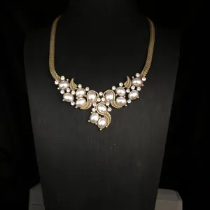 Vintage retro faux pearl rhinestone metal statement necklace elegant fashion jewelry accessory