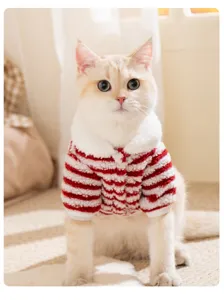 Dettaglio in primo piano dell'accogliente abbigliamento per animali in pile a righe rosso.