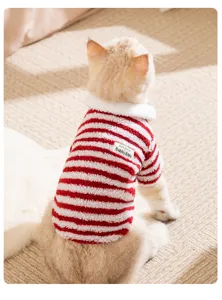 Dettaglio accogliente di maglione in pile per animali domestici a righe rosse e bianche.