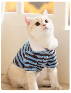 Dettaglio di vestiti per gatti in pile a righe blu e marroni con morbida consistenza e colletto.