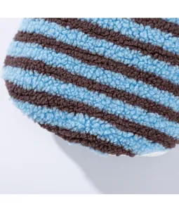 Primo piano della texture del tessuto in pile a righe blu e marrone per vestiti gatto.