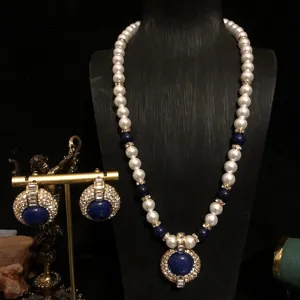Estilo corte vintage perla piedra azul collar pendientes set, elegante joya retro.