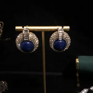 Pendientes de clip estilo palacio vintage con piedras azules y detalles de cristales.