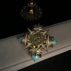 Antike barocke Kreuz Brosche mit Napoleon Motiv, Strass und türkisen Perlen für Damen.