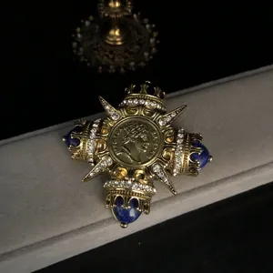 Antike Hofstil Kreuz Brosche mit Lapislazuli Strasssteinen und Napoleon Münzmotiv.