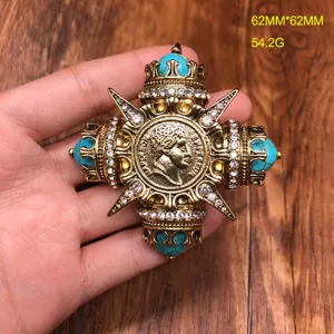 Antike barocke Goldkreuz Brosche mit Türkisperlen, Strasssteinen und Münzporträt.