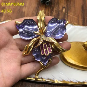Broche orchidée en résine violette style vintage détail montrant la taille et le design.