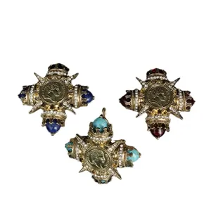 Vintage Barock Kreuz Broschen Anhänger mit Münze, Strasssteinen und bunten Edelsteinakzenten.