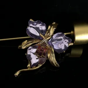 Broche orchidée violette style rétro avec pétales en résine gel et métal doré détail.