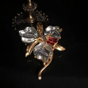 Gros plan détaillé de la broche orchidée vintage avec des pétales en résine transparente.