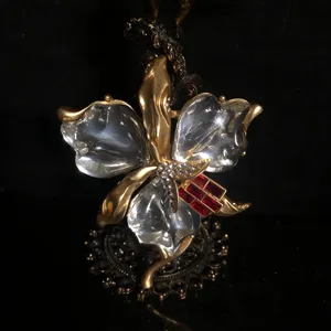 Broche orchidée style vintage avec pétales en résine transparente et détails dorés chic.