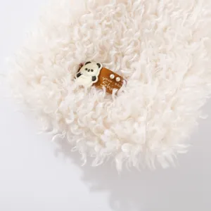Primer plano detallado de prenda de forro polar blanco para perros con bonita decoración de panda.
