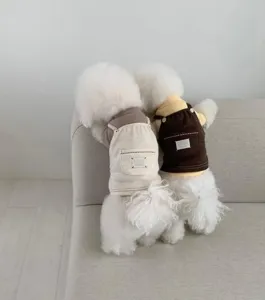 Gemütliche Hundekleidung aus Cord für kleine Hunde, warme Welpenkleidung mit Rückendetail.