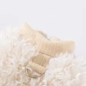 Primer plano detalle del cuello de chaqueta de forro polar para mascotas con anillo D.