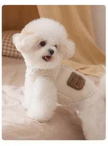 Gilet in pile morbido e caldo per cani, simpatico abbigliamento per animali domestici in primavera.