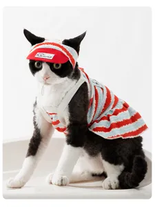 Detailansicht des niedlichen gestreiften Katzenkleids mit passendem Hut für Haustiere.