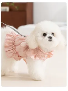 Roze bloemig huisdier jurk detail, ademende zomer prinses stijl voor kleine honden. Leuk.