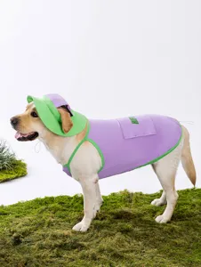 Vista detallada del chaleco refrigerante para perros con gorro a juego y bolsillo trasero.