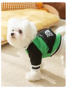 Detail van de groenzwarte hoodie voor kleine honden met een schattige mini-rugzak.
