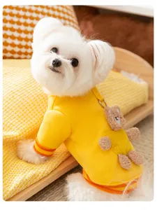 Nahaufnahme des gelben Hundehoodies mit Plüschbär und Leinenring für kleine Haustiere im Detail.