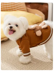 Detailansicht des herbstlichen warmen Hundehoodies mit süßem 3D Bären für kleine Welpen.