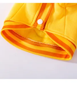Nahaufnahme des warmen Haustier-Kapuzenpullover-Saums und der feinen Druckknopfdetails.