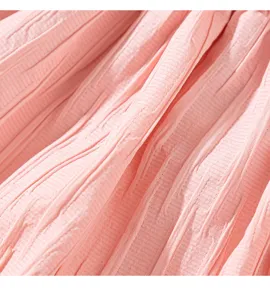 Roze geplooide huisdierjurk stof detail close-up met zachte ademende textuur.