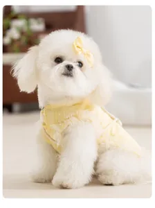Süße Sommer Hundeweste im ländlichen Stil mit leichtem Spitzendesign für kleine Hunde und Katzen.