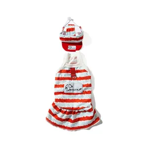Niedliches gestreiftes Katzenkleid und passender Hut, bequeme Haustierbekleidung Sommer.